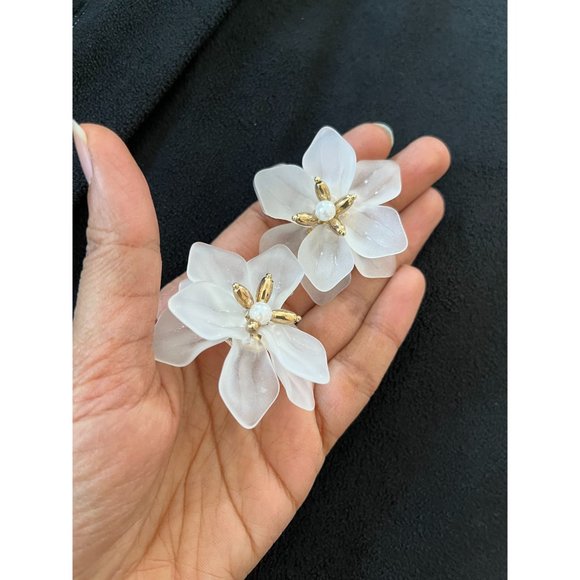 Big White flower stud earring Large large Snow White big earrings plastic floral - Picture 8 of 8